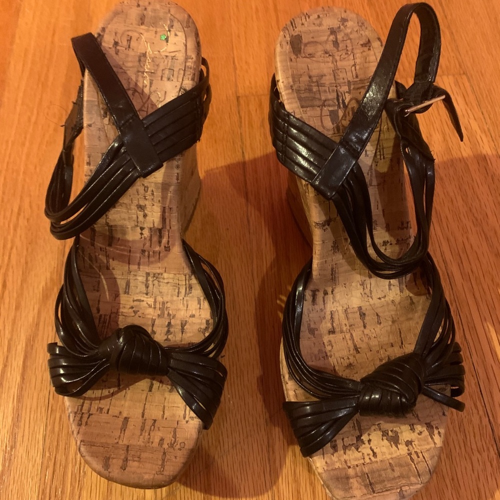 Black wedges